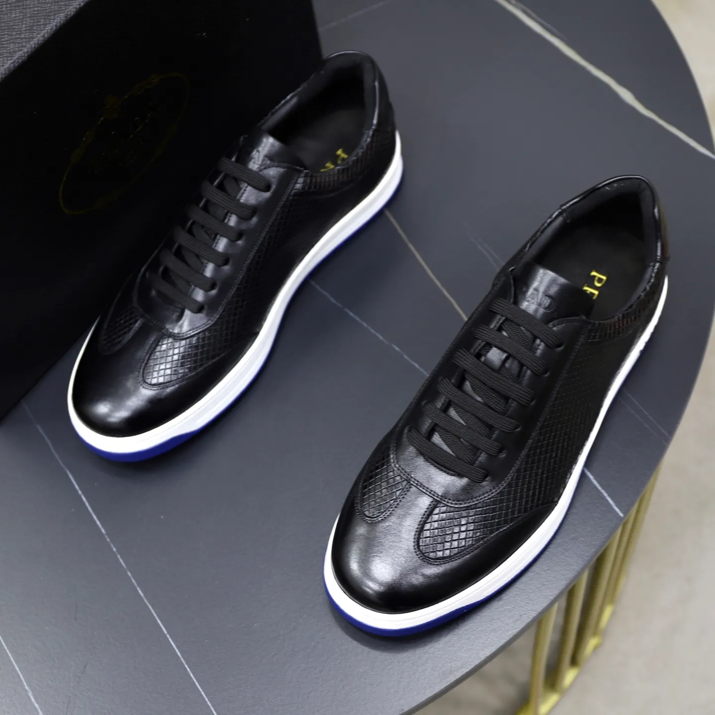 Factory price: 💰640 Prada classic men’s lace-up casual shoes | Imported cowhide upper | Upper stitching layered design, light and breathable | Soft and comfortable | Decorated with PRADA letters on the side | Distinctive sports style, showing the brand style | Lightweight concave and convex pattern rubber soles | Matched with cowhide foot pad lining | Excellent foot feel, fashionable and elegant | Size: 38-44 (45 customized)
